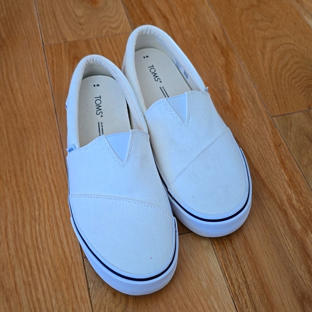 NWOT Tom's Shoes